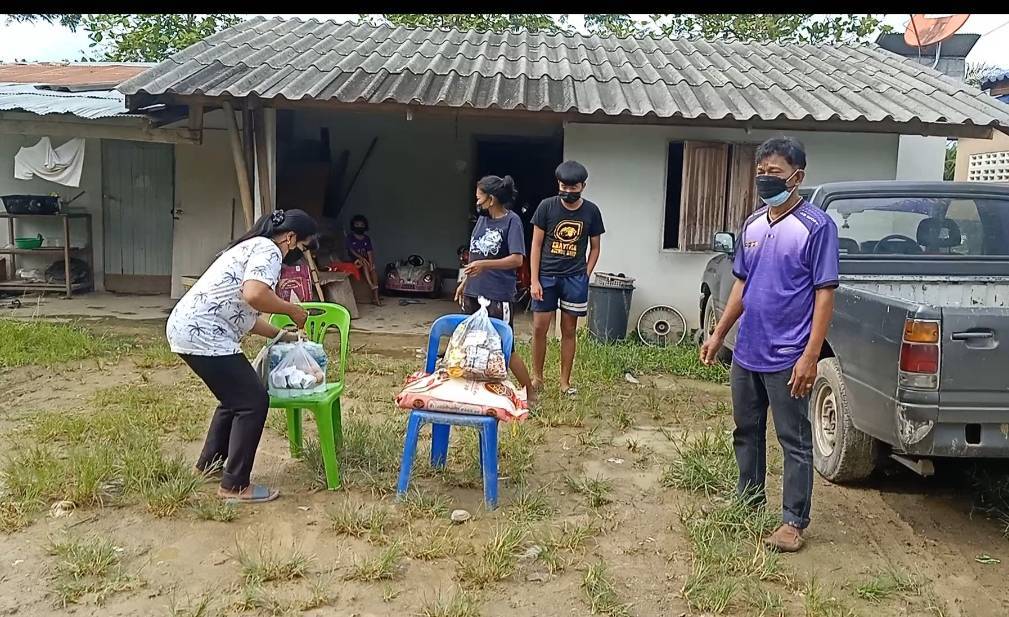 รวมมอบถุงยังชีพให้กับประชาชนในพื้นที่เพื่อบรรเทาความเดือดร้อนให้ผู้ได้รับคำสั่งของเจ้าพนักงาน